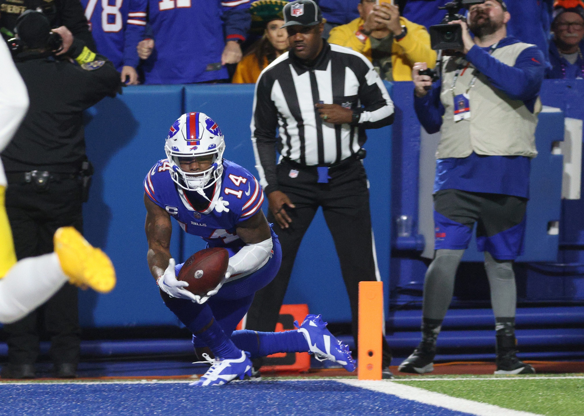 Bills vs. Dolphins score, takeaways: Stefon Diggs scores three touchdowns  as Buffalo hands Miami first loss 